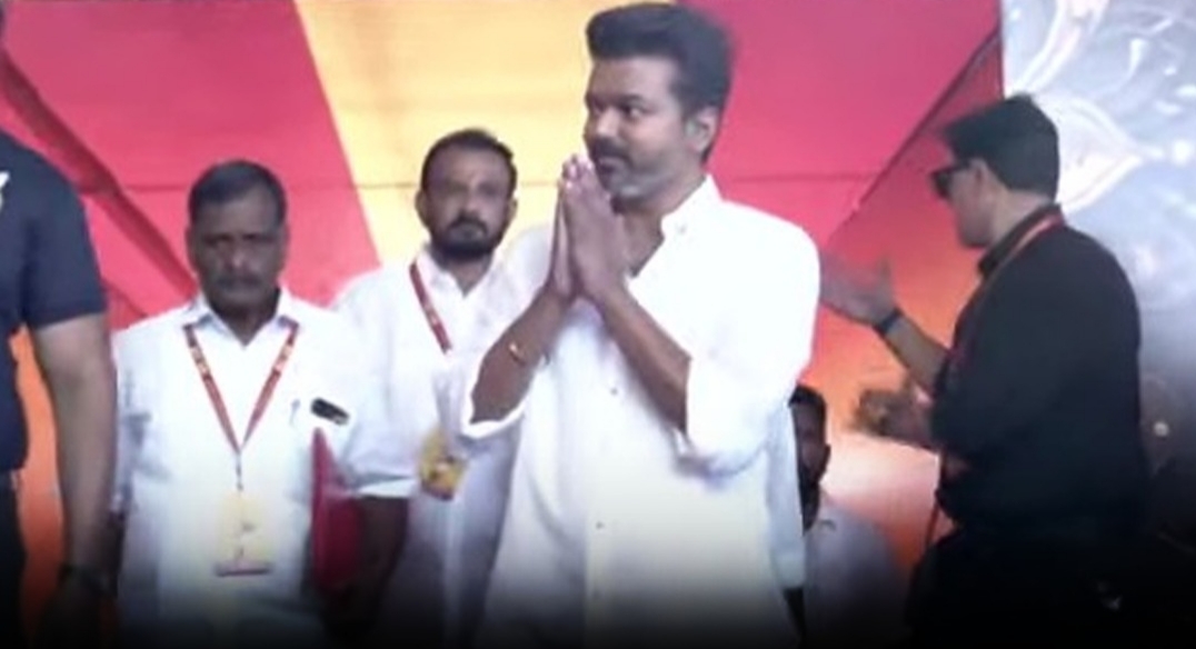 FLASH: தவெக மாநாட்டு திடலுக்கு வருகை புரிந்தார் தலைவர் விஜய்…!!!