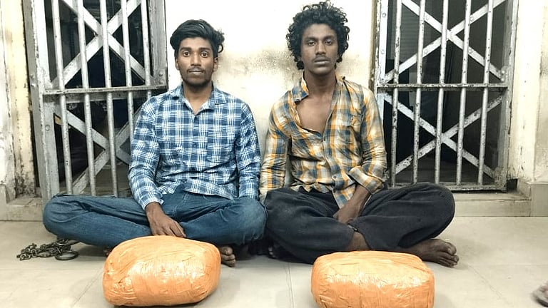 போலீசாரை தாக்கி விட்டு தப்பி ஓடிய இளைஞர்கள்… விசாரணையில் வெளிவந்த திடுக்கிடும் தகவல்… அதிரடி கைது..!!