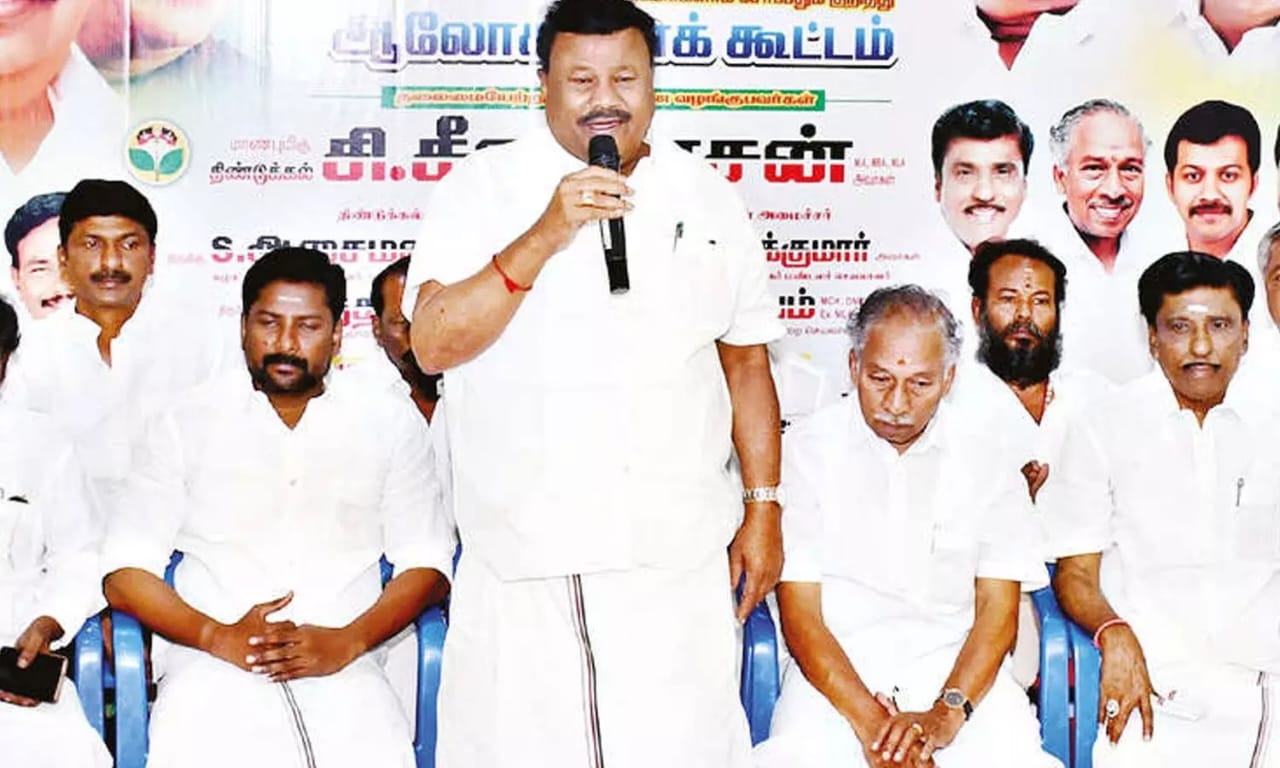 “சினிமா படத்தின் கிளைமாக்ஸ் காட்சி தான் திமுக-பாஜக கூட்டணி”… அரசியல்வாதிகள்னா மாத்தி மாத்தி தான் பேசுவோம்… திண்டுக்கல் சீனிவாசன் நறுக்…!