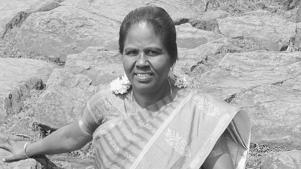சாலையை வழிமறித்து நின்று யானை…. தபால் நிலைய பெண் ஊழியர் உயிரிழப்பு… பெரும் சோகம்…!!!